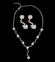 Collar y aros, jardin brillante